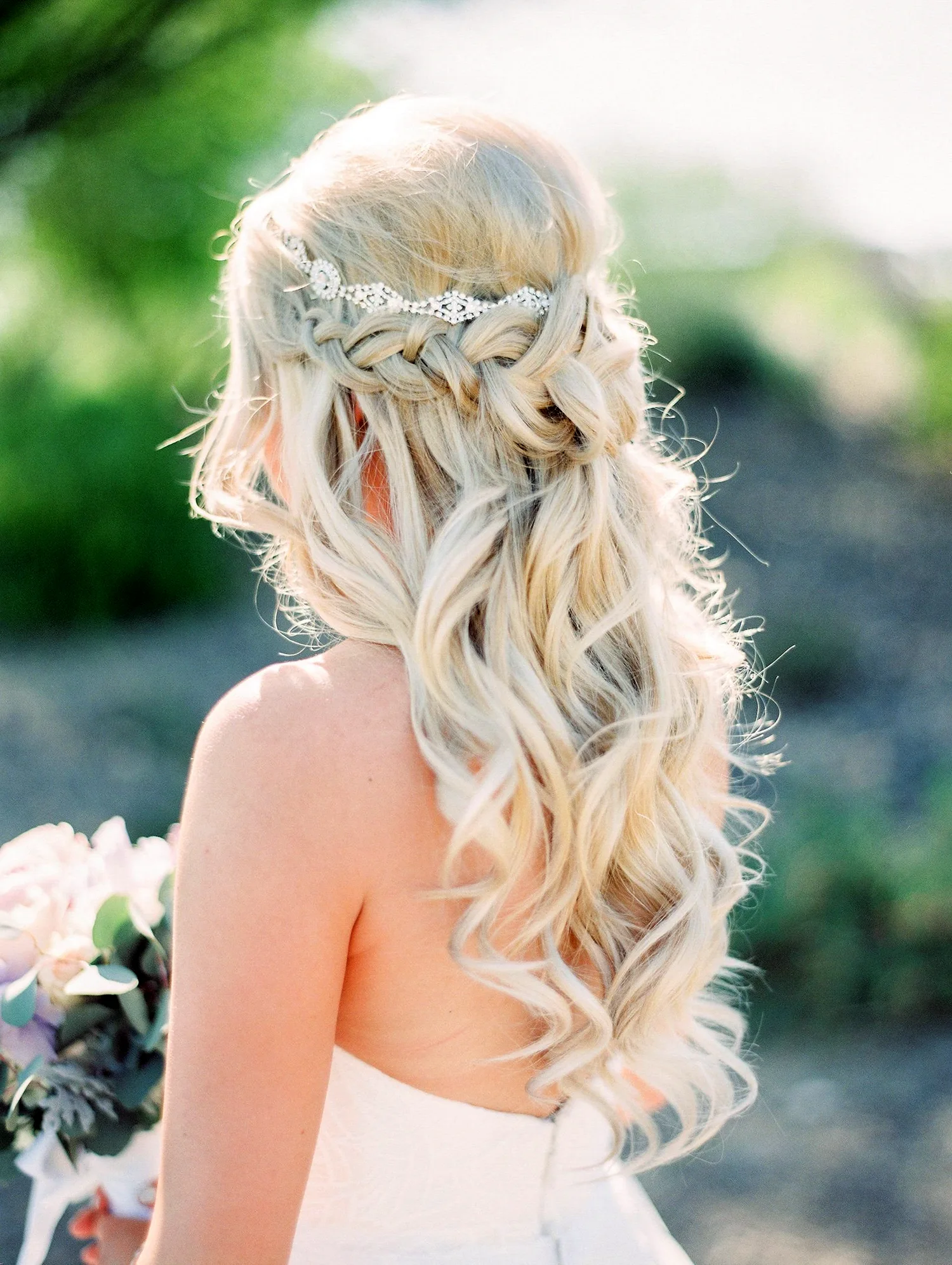 Прическа на свадьбу на длинные белые волосы