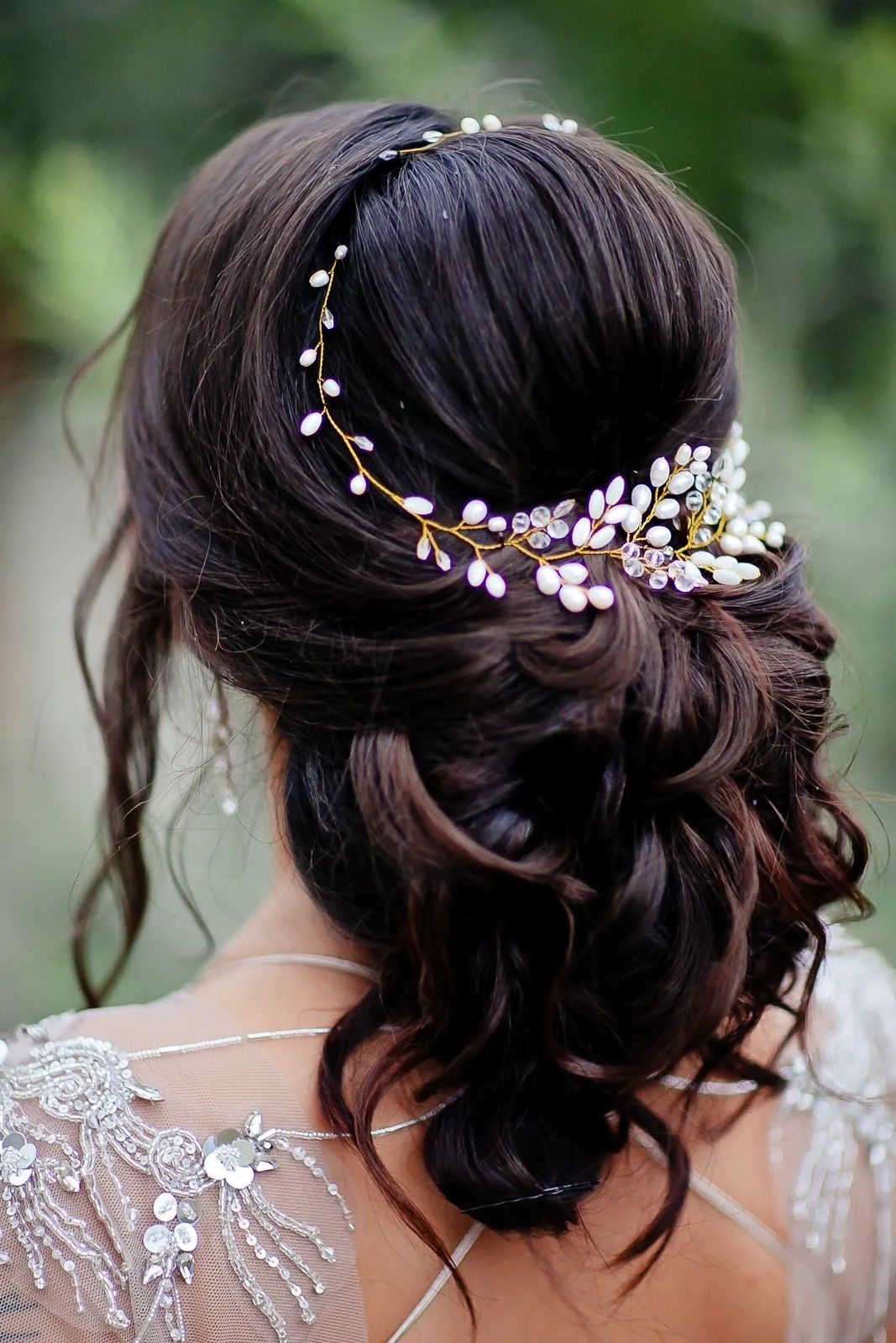 Прическа на свадьбу на темные волосы