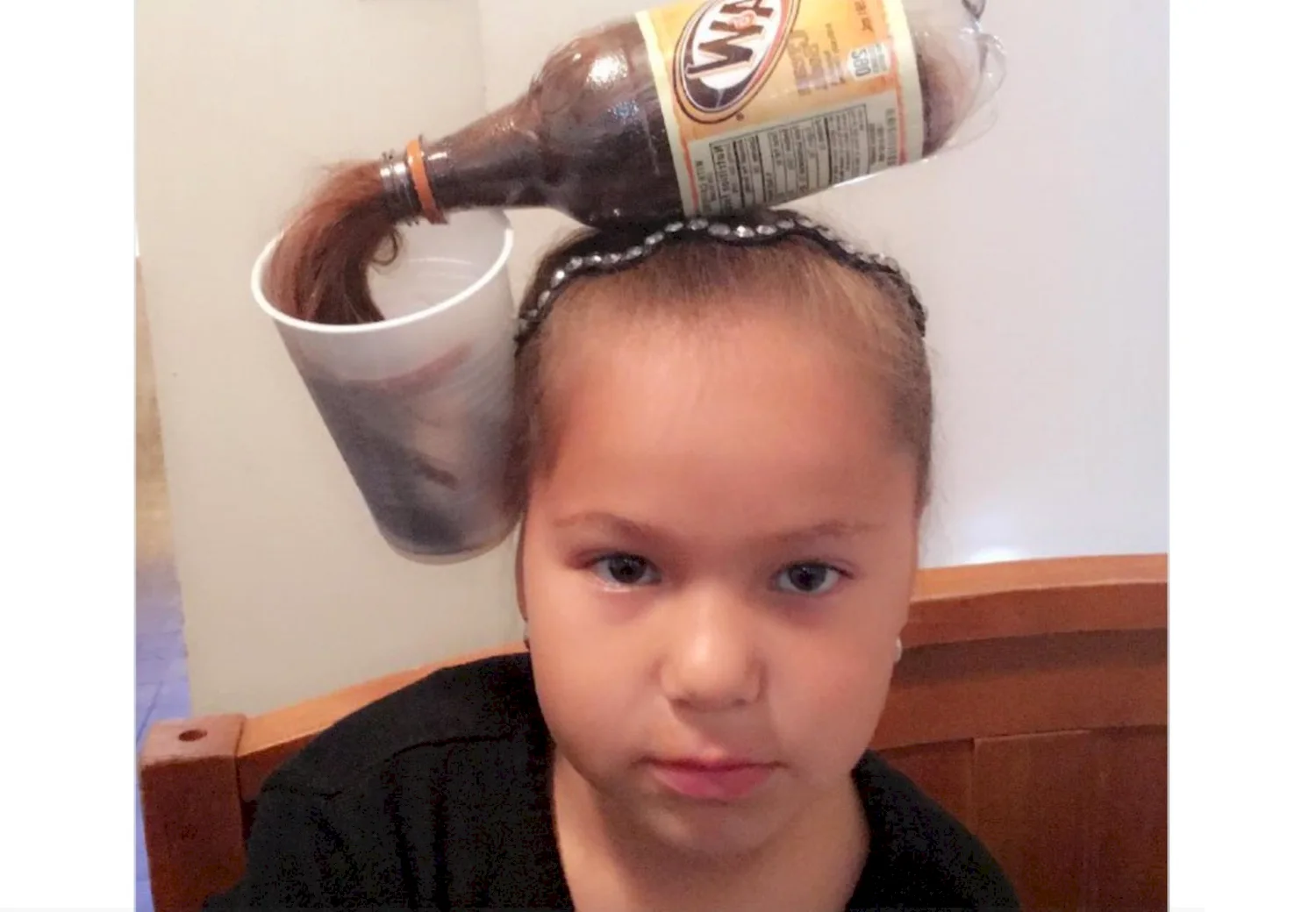 Прическа с бутылкой на голове