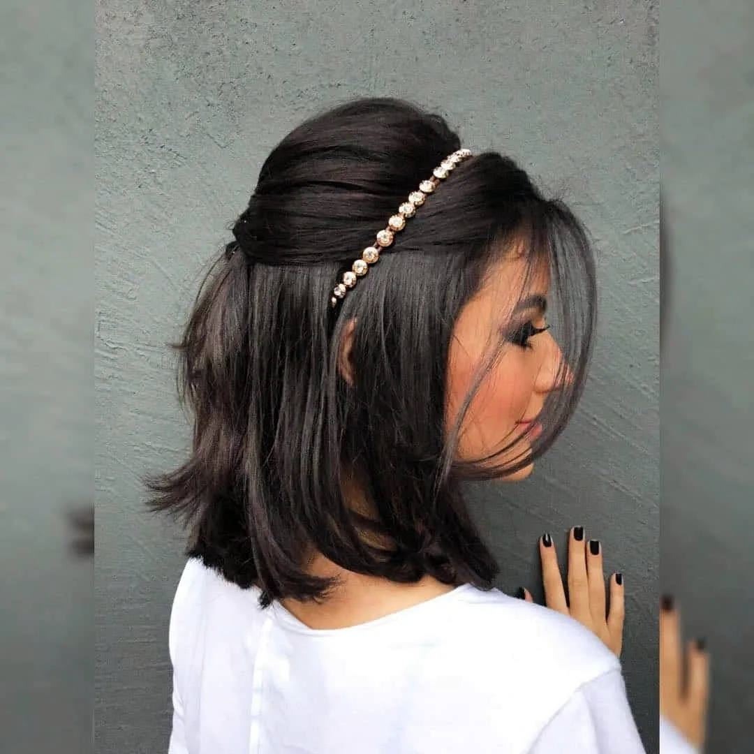 Прическа с ободком на средние волосы девушке