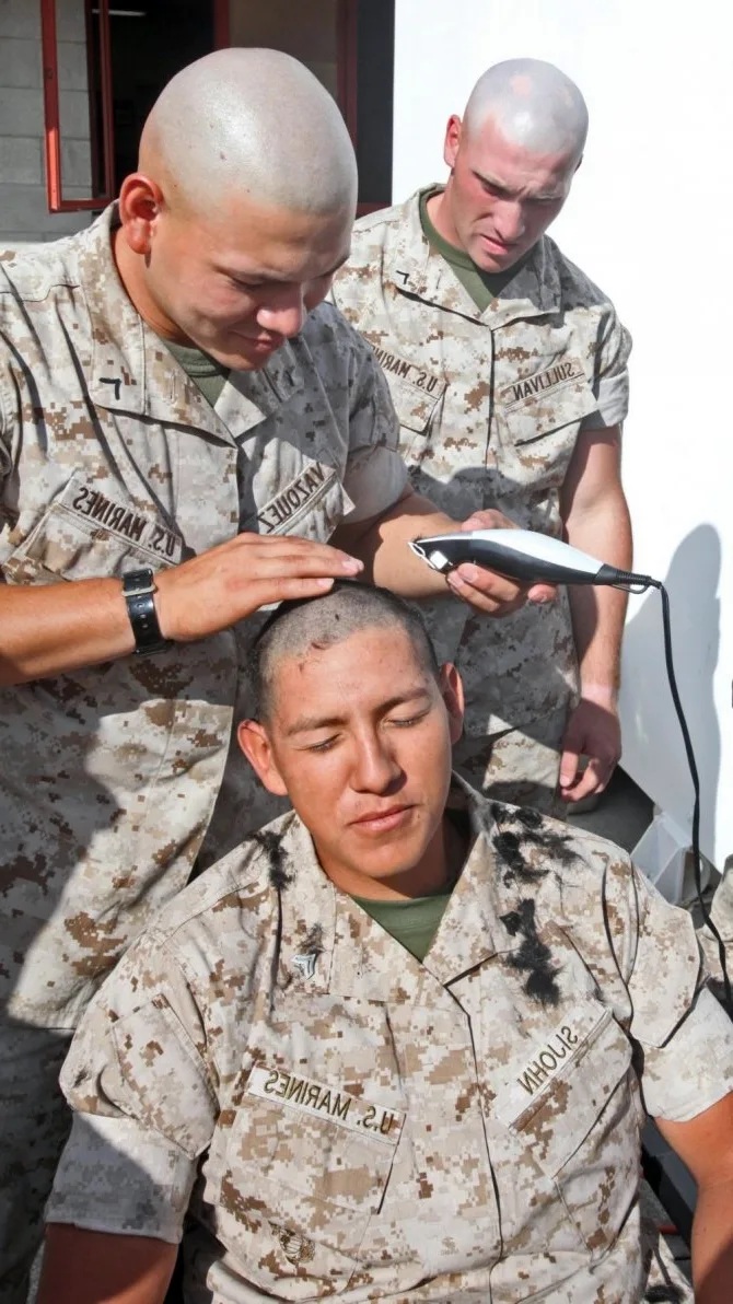 Американским военным теперь можно мелировать волосы и носить серьги