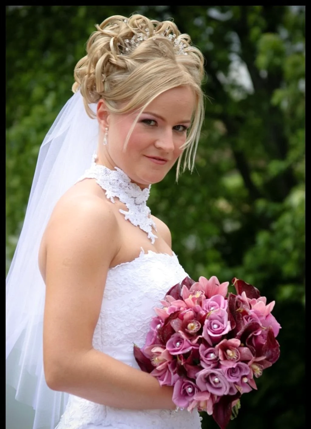 Причёски на свадьбу на средние волосы для невесты без фаты с челкой