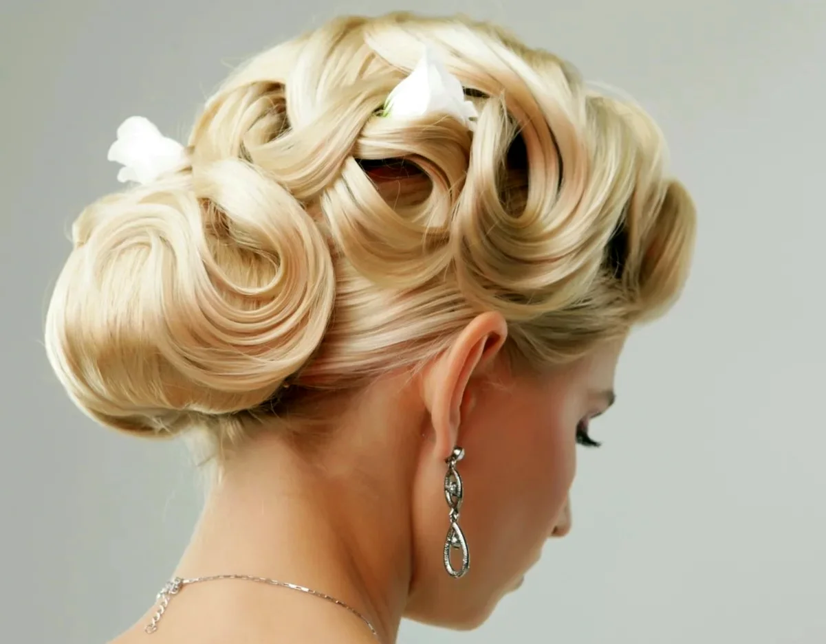Причёски на свадебное торжество 2022 женские на средние волосы