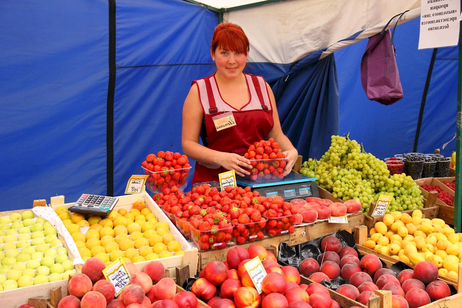 Продавец фруктов на рынке