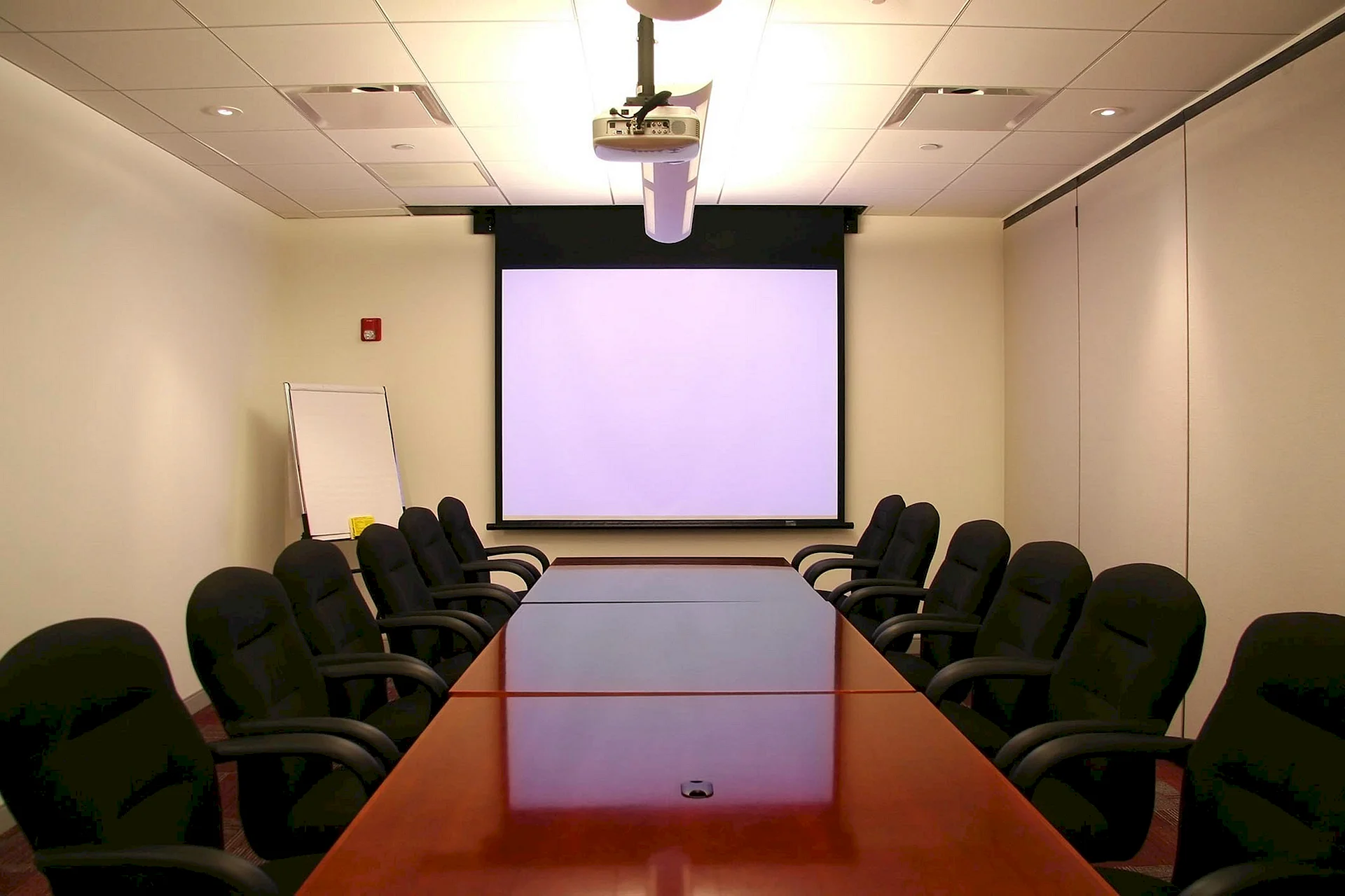 Проектор 4к для конференц зала