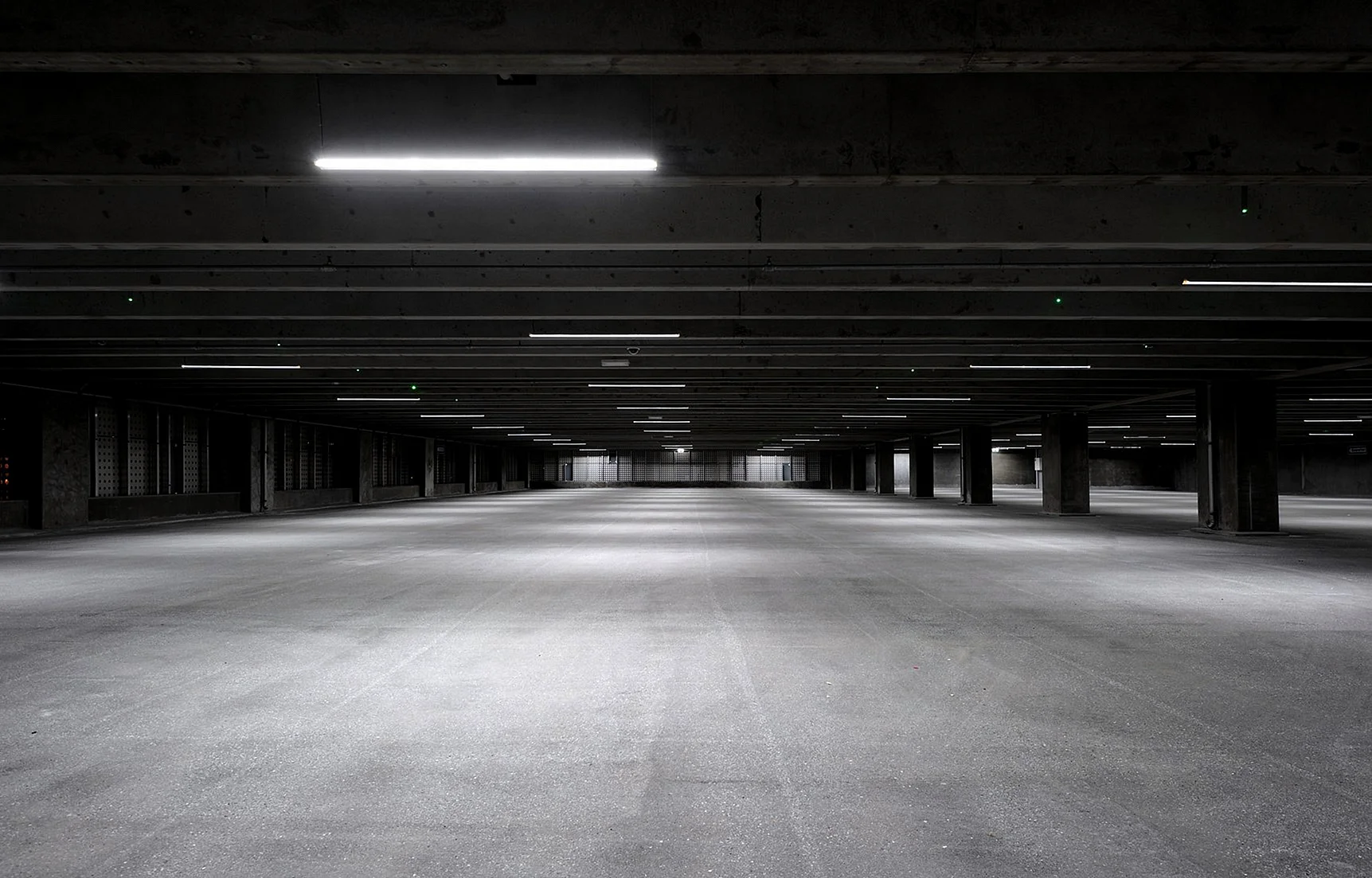 Пустая подземная парковка