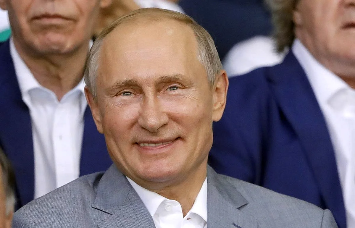 Путин улыбается с зубами