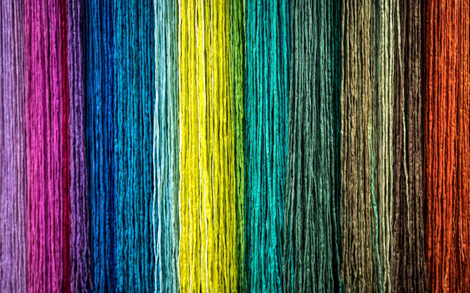 Разноцветные нитки