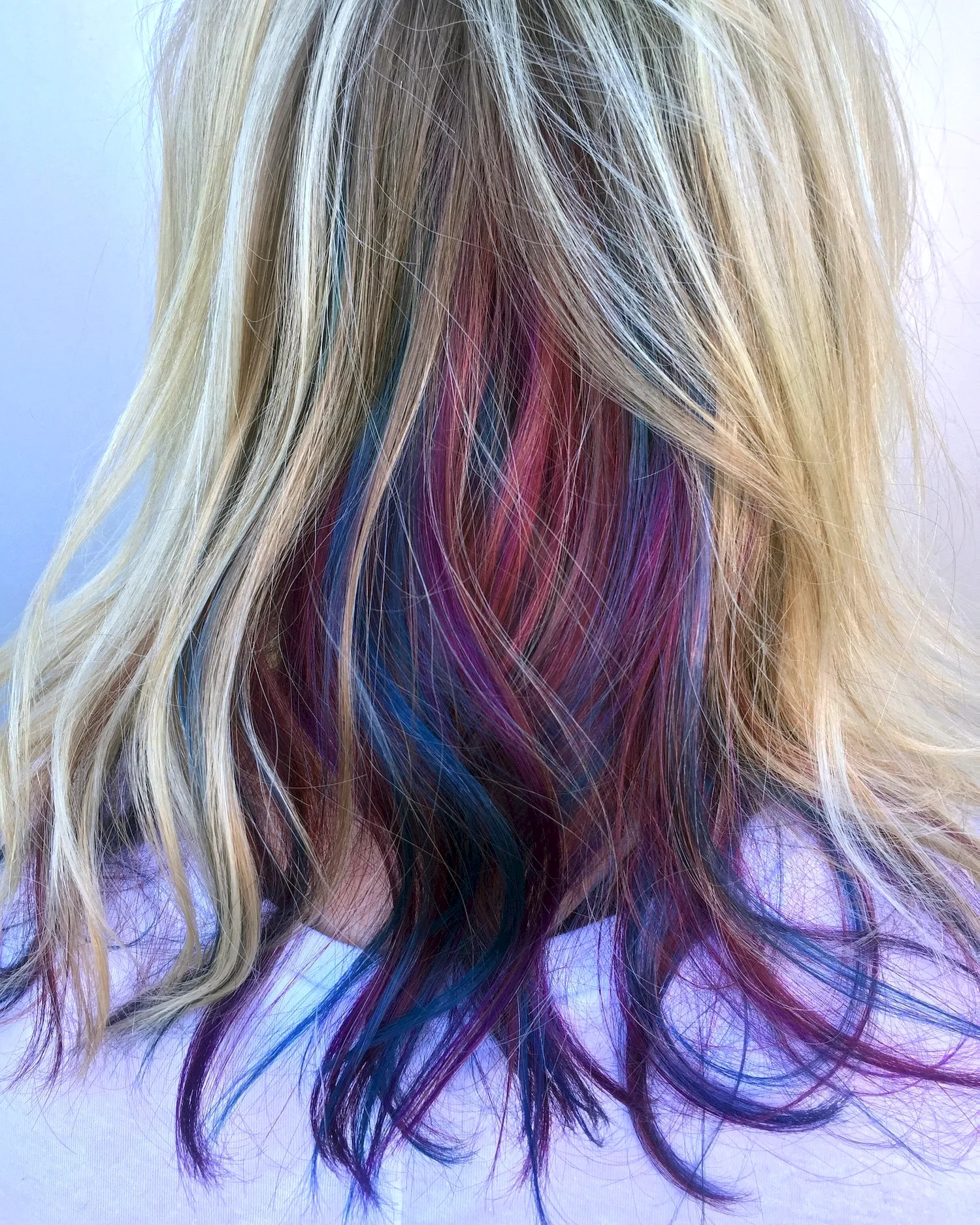 Разноцветные пряди на русых волосах
