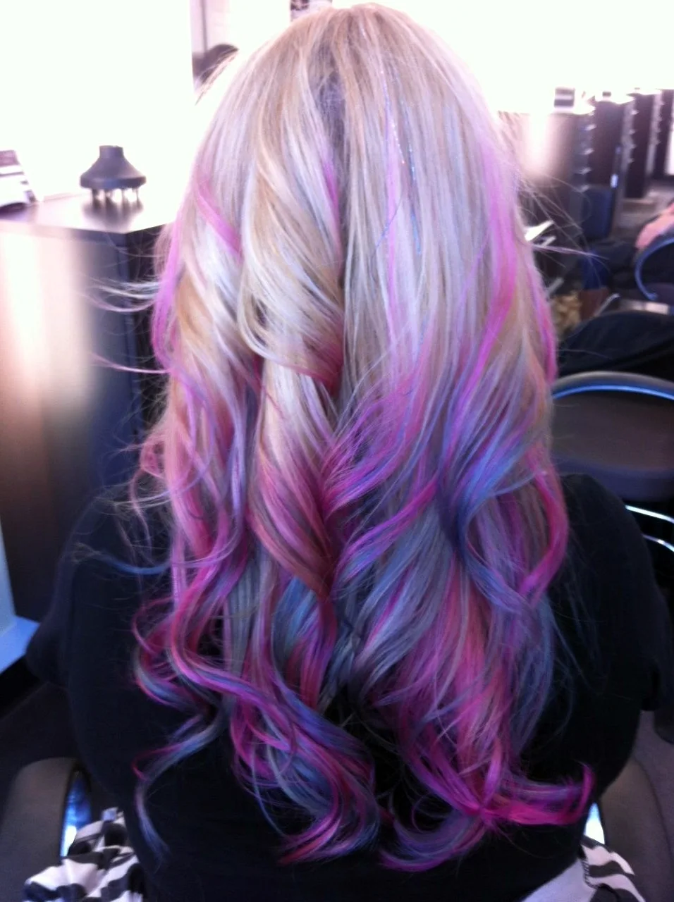Разноцветные пряди на светлых волосах