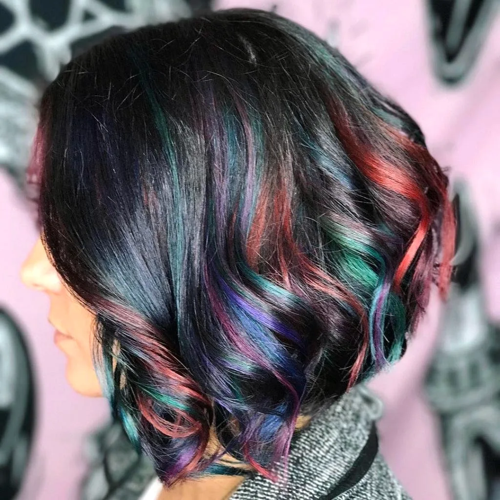 Разноцветные пряди на темных волосах
