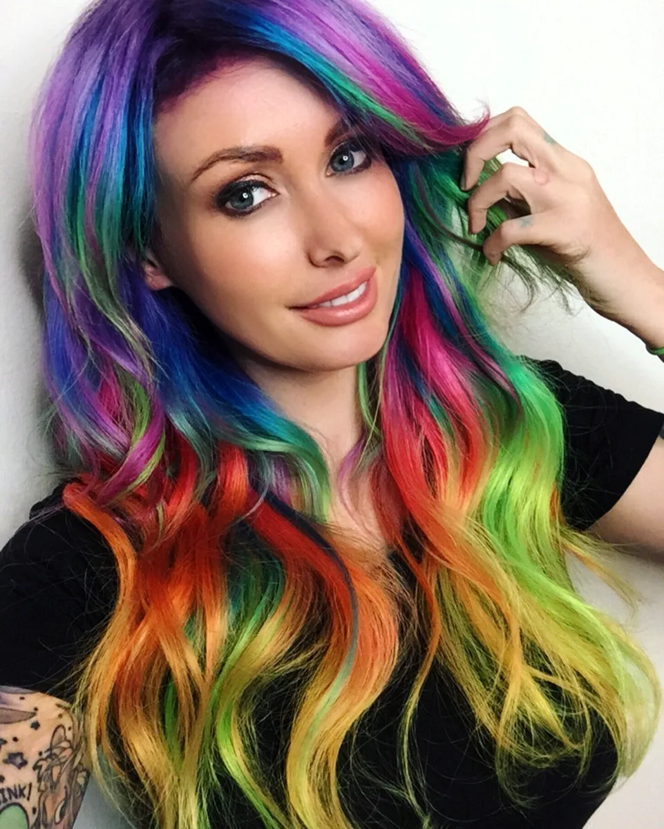 Разноцветные пряди волос окрашивание