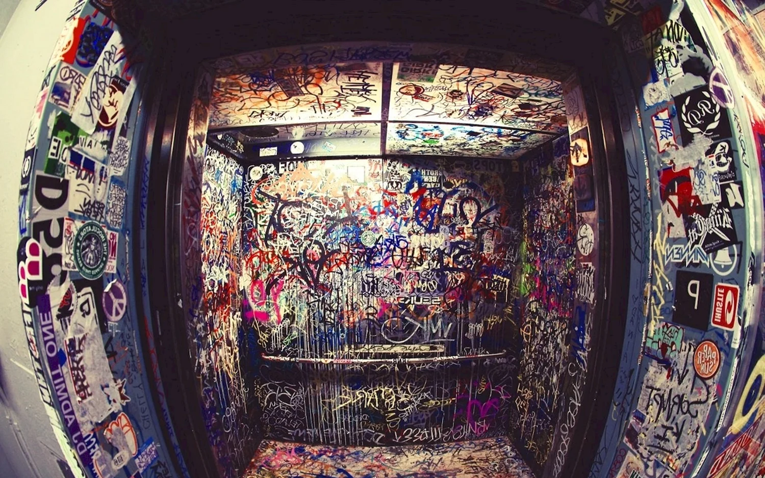 Разрисованный лифт