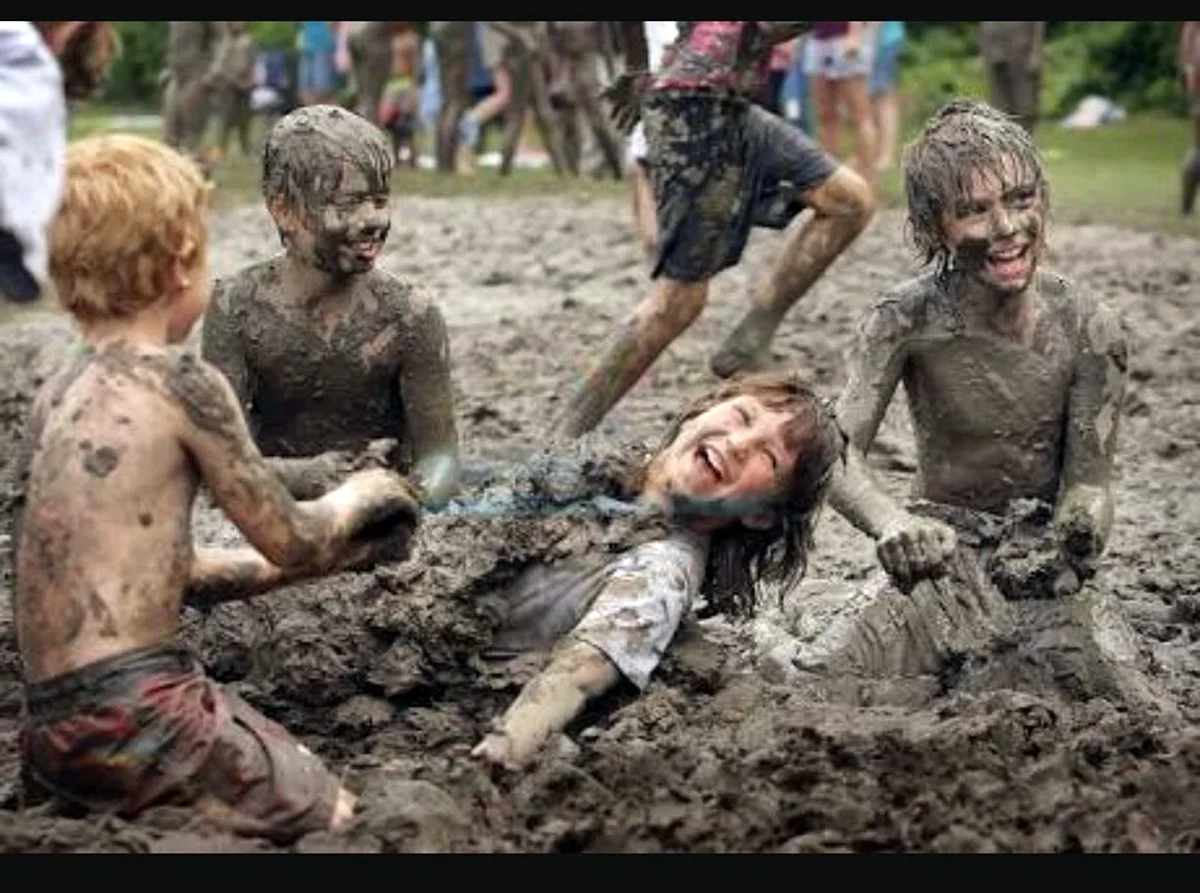 Ребенок испачкался в грязи