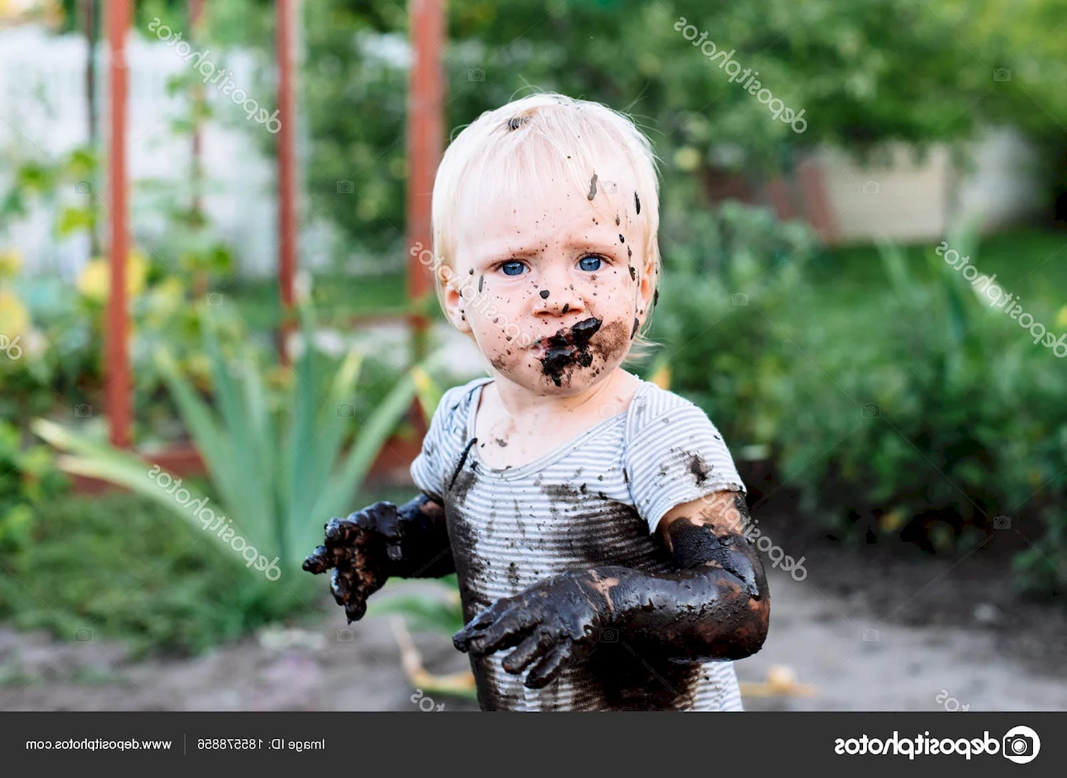 Ребенок испачкался в грязи