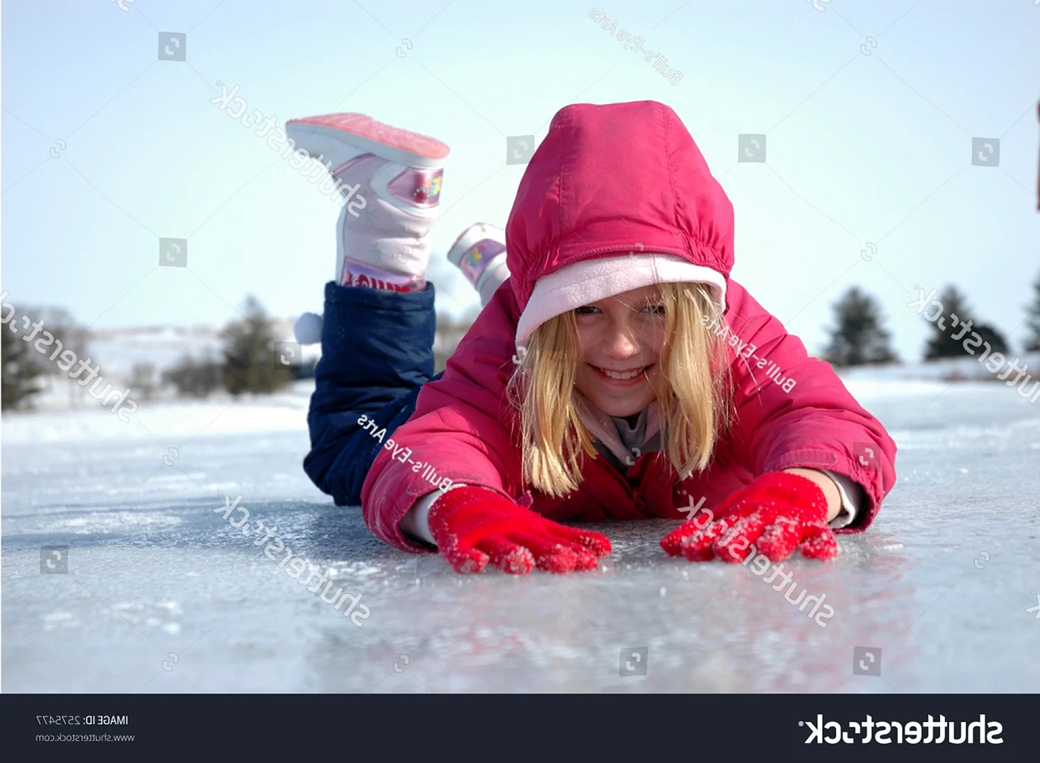 Ребенок падает на льду