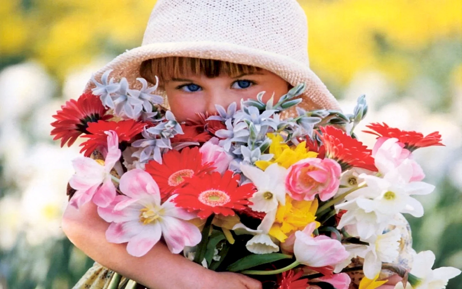 Ребенок с цветами в руках