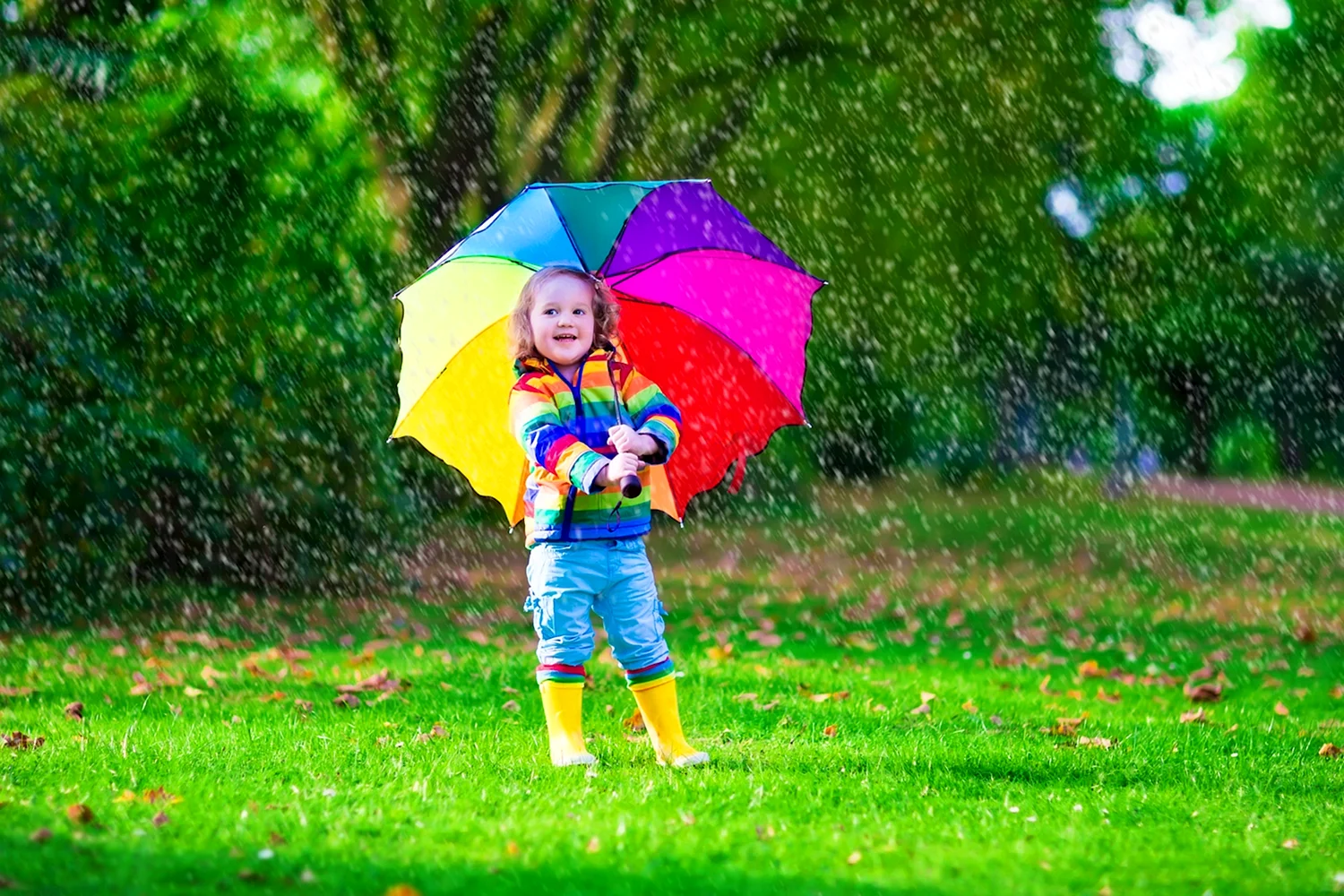 Ребенок с цветным зонтом