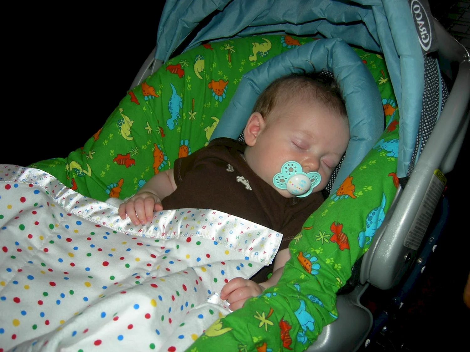 Ребенок спит в коляске
