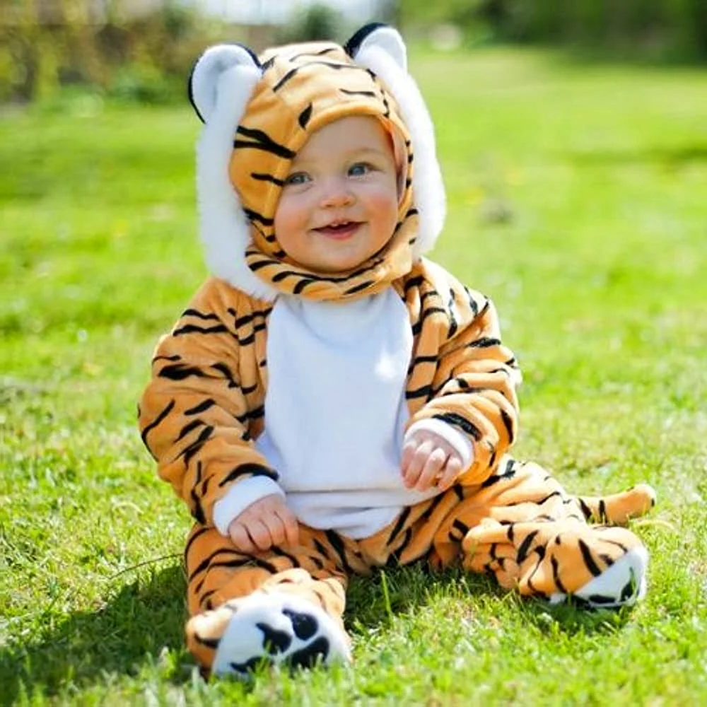 Ребенок в костюме тигренка