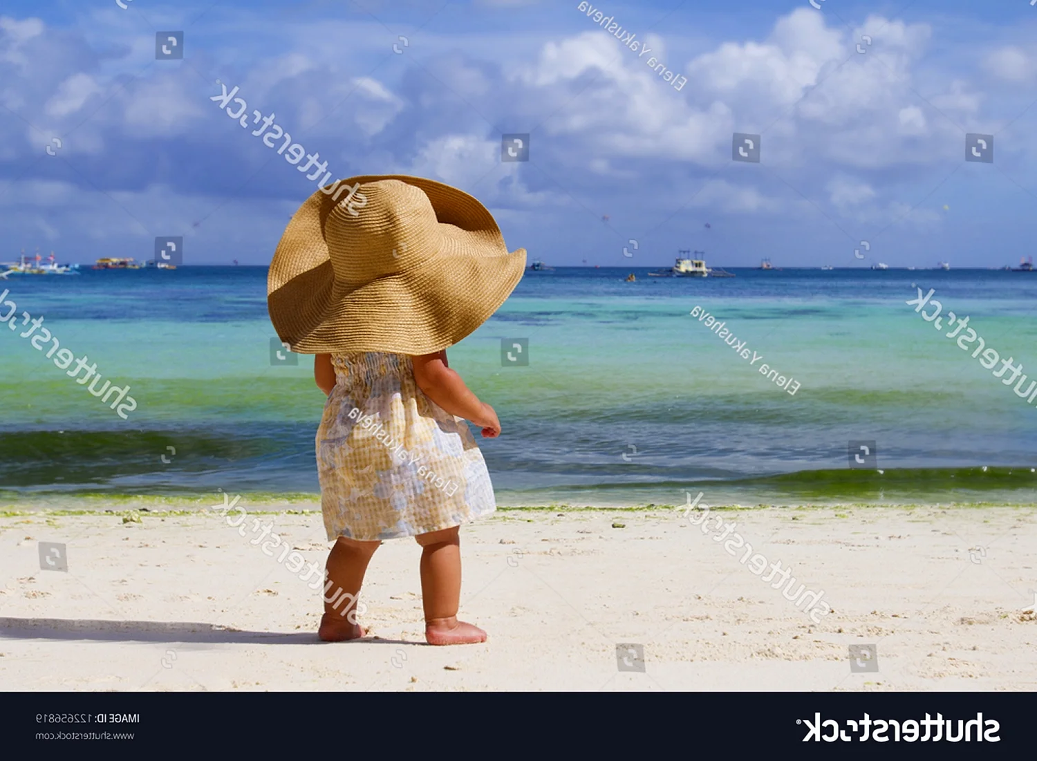 Ребенок в шляпе на море