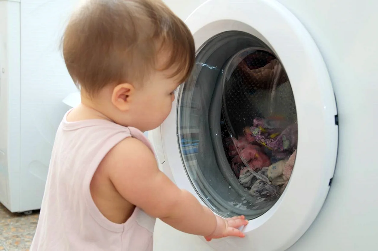 Ребенок возле стиральной машины