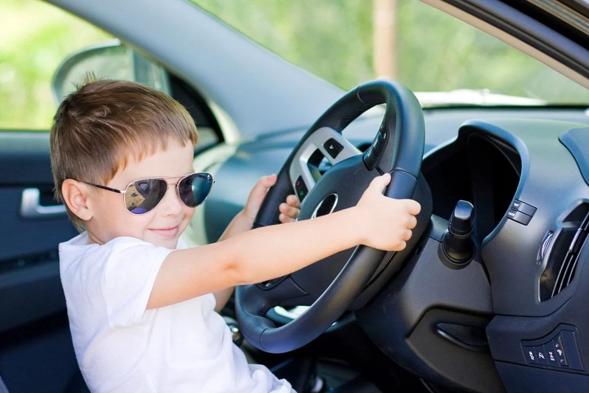 Ребёнок за рулём автомобиля