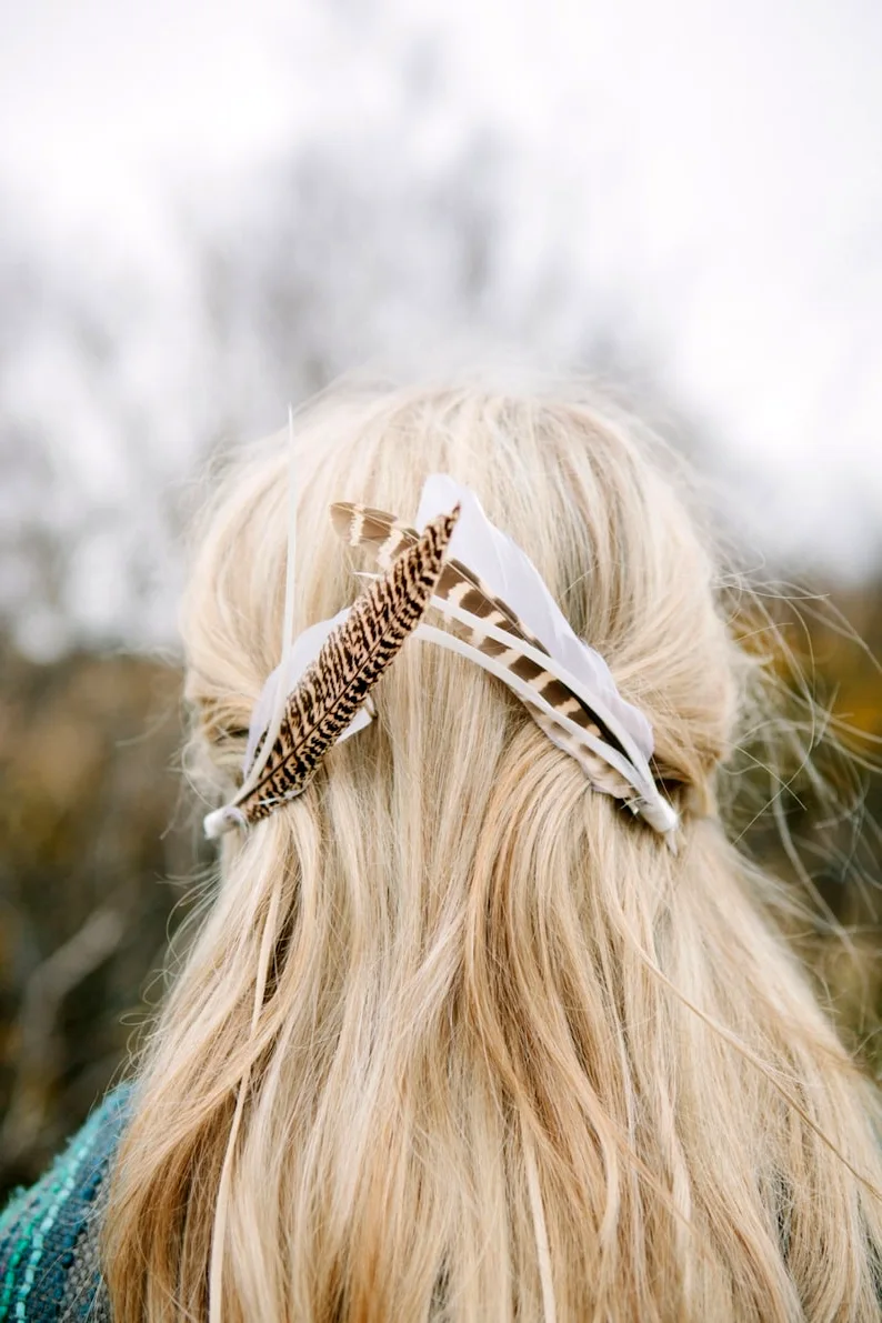 Резинка для волос с перьями