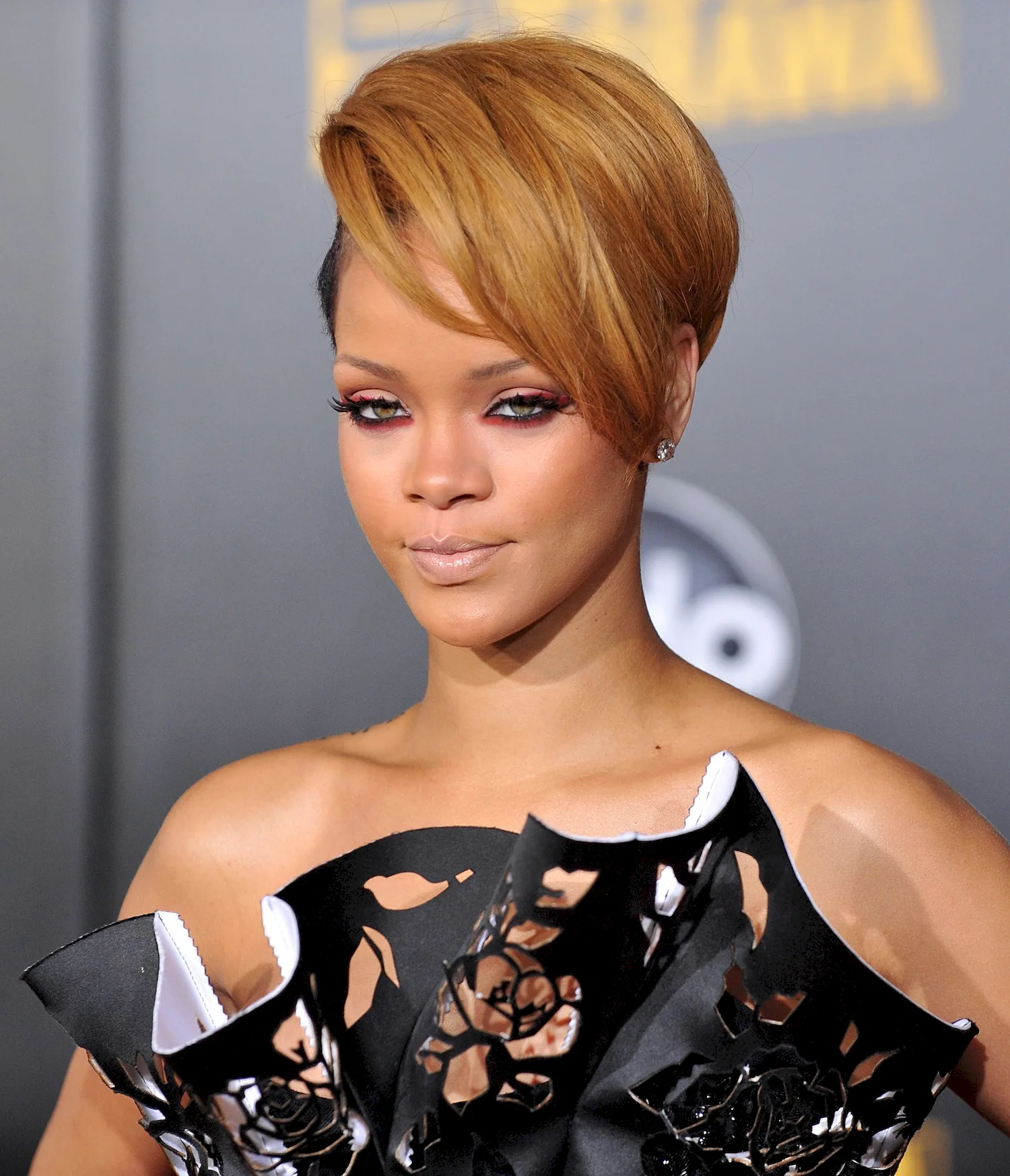 Rihanna pricheska