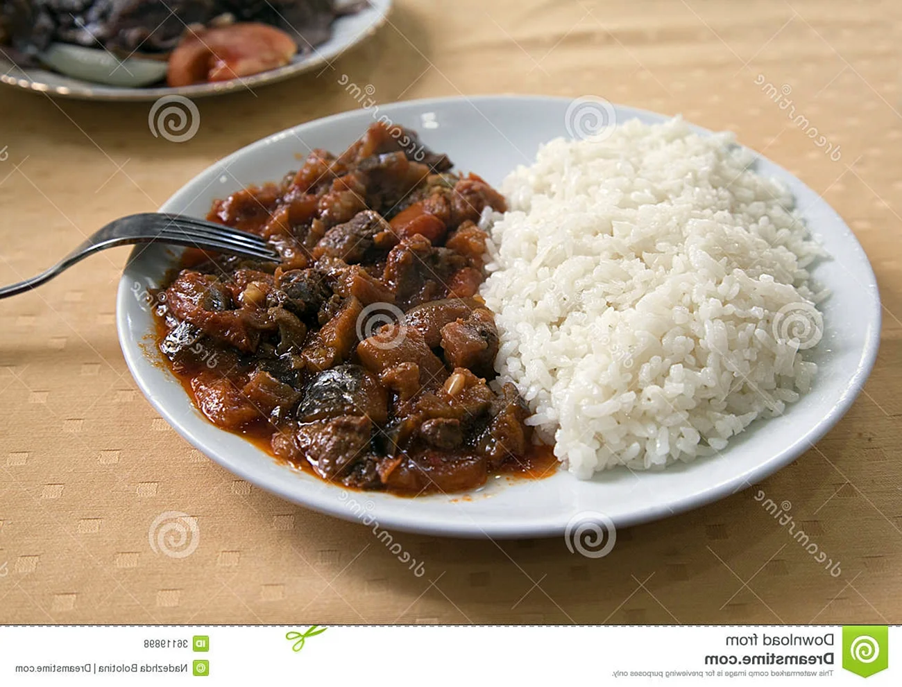 Рис с мясом на тарелке