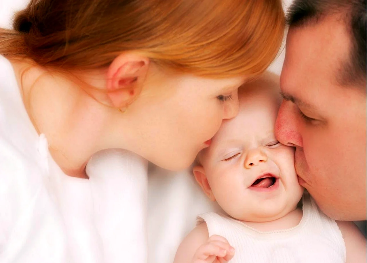 Родители и новорожденный ребенок
