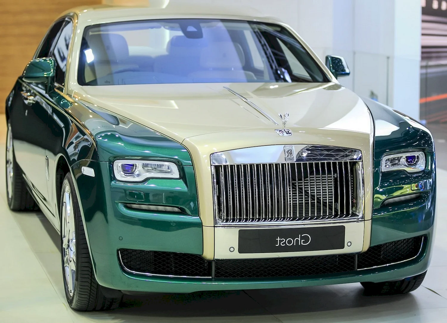 Rolls Royce Ghost зелёный