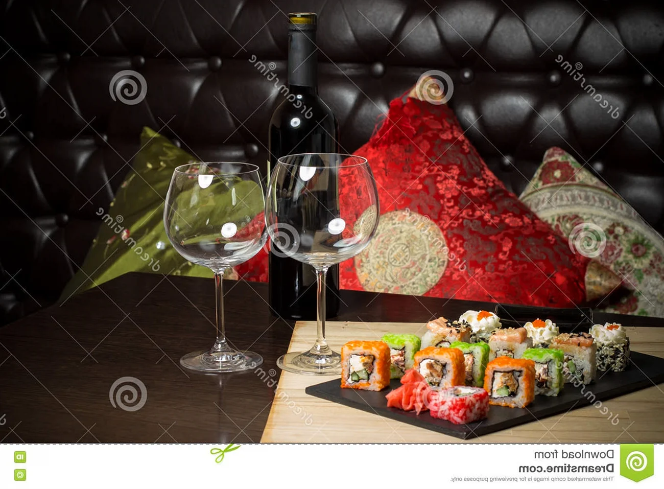 Роллы в ресторане и вино