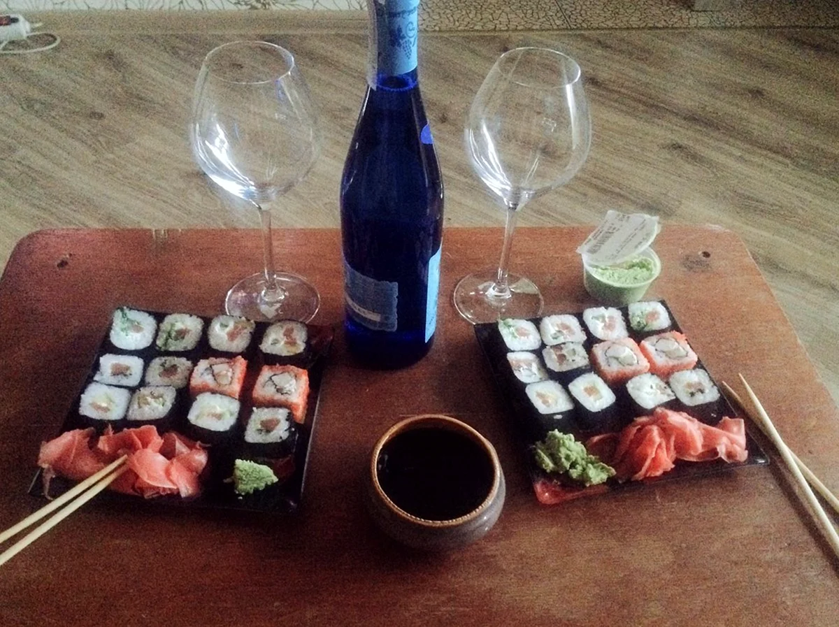 суши и вино фото дома на столе
