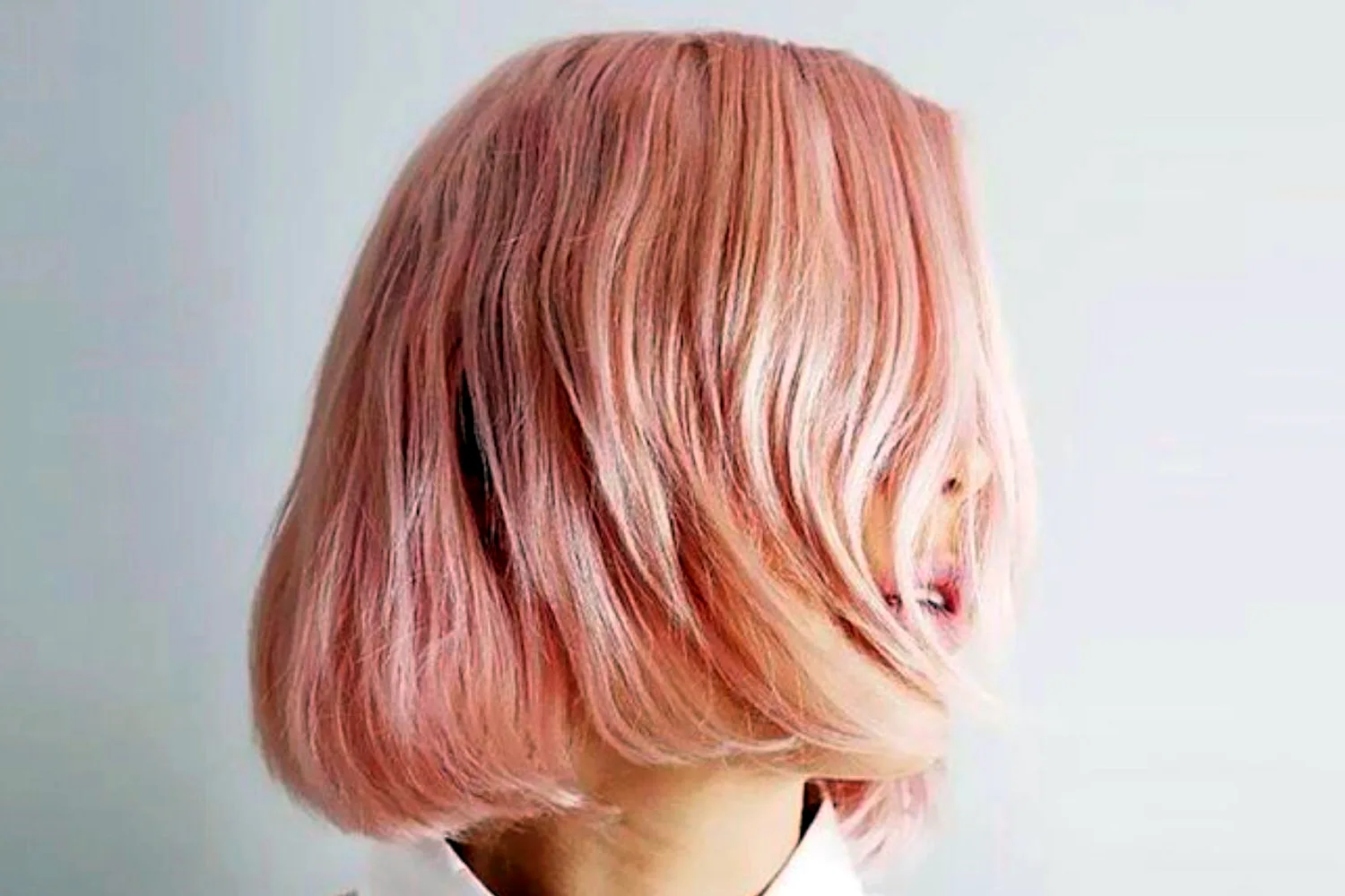 Розово бежевые волосы каре