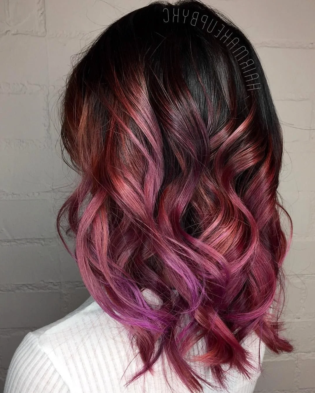 Розовое колорирование на темные волосы