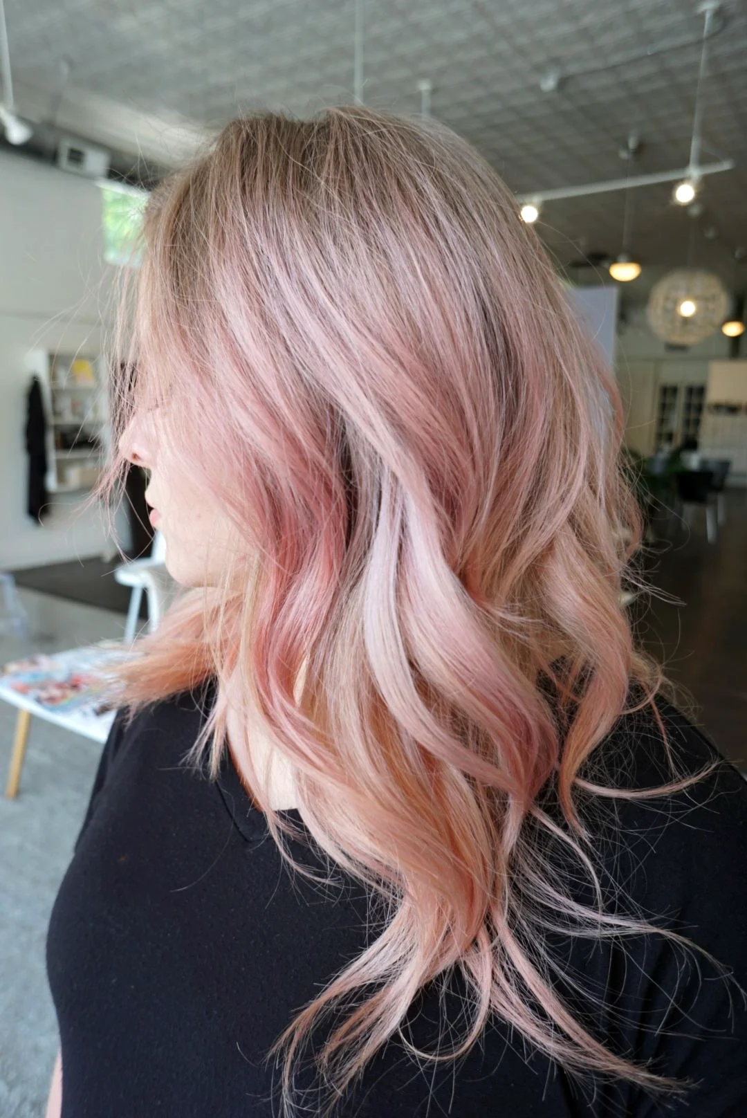 Розовое мелирование на русые волосы