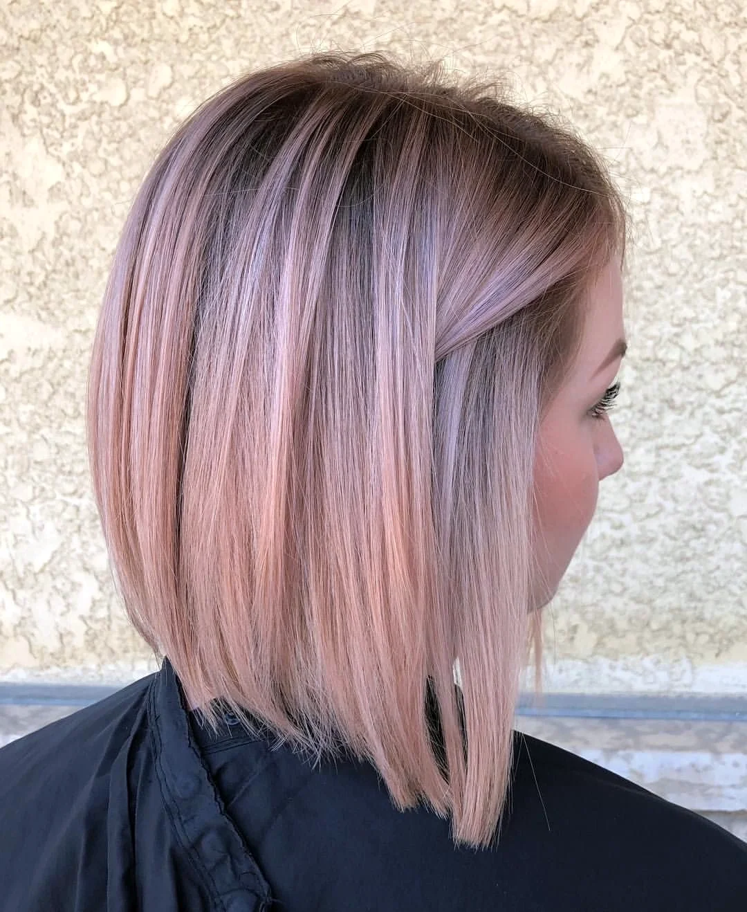 Розовое мелирование на русые волосы каре