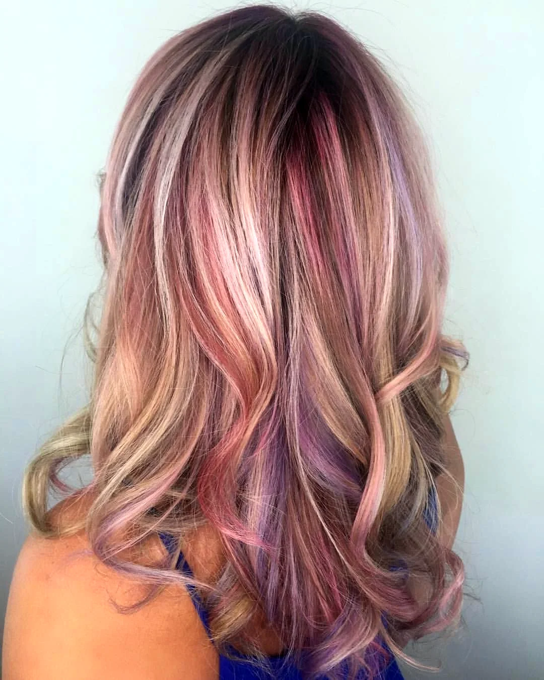 Розовое мелирование на светлые волосы