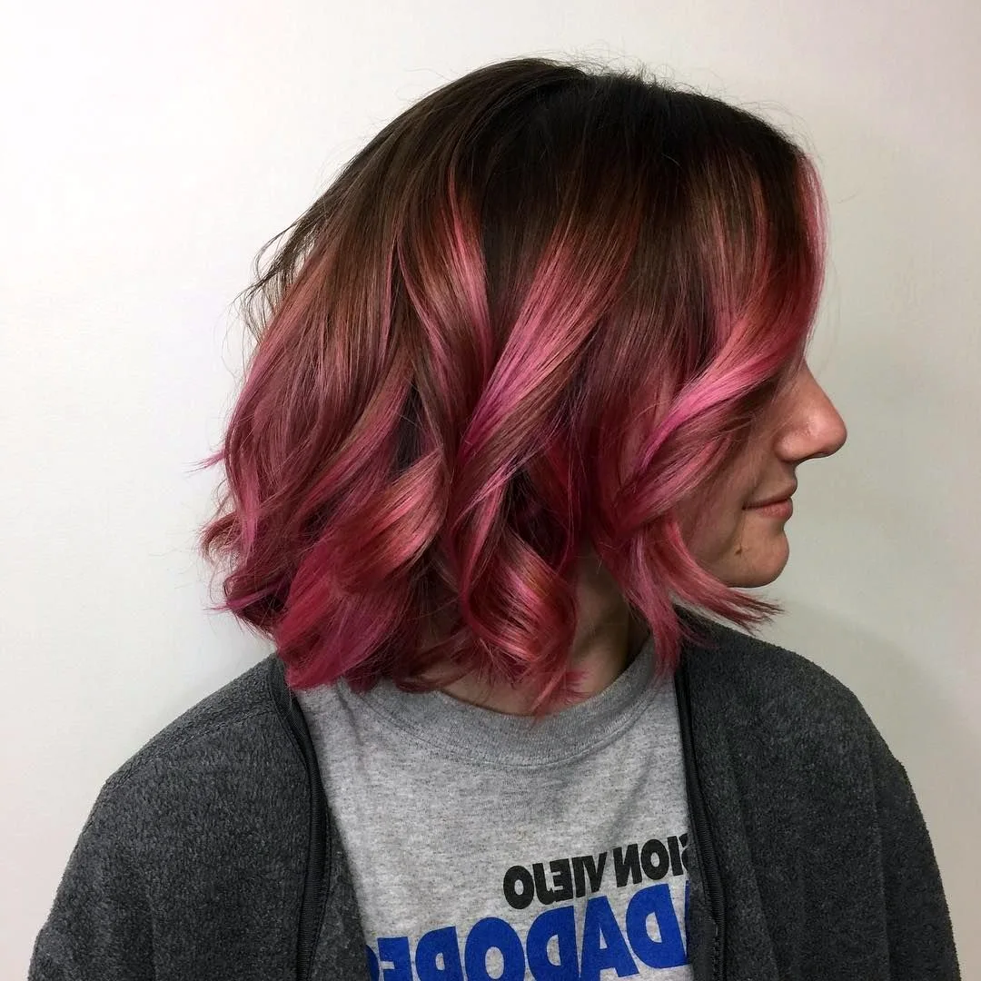 Розовое мелирование на темные короткие волосы