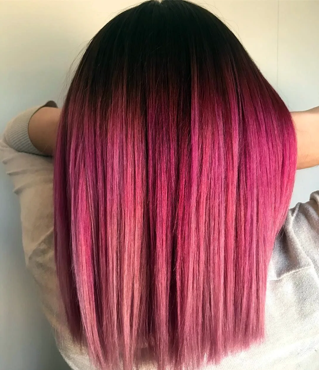 Розовое мелирование на темные волосы