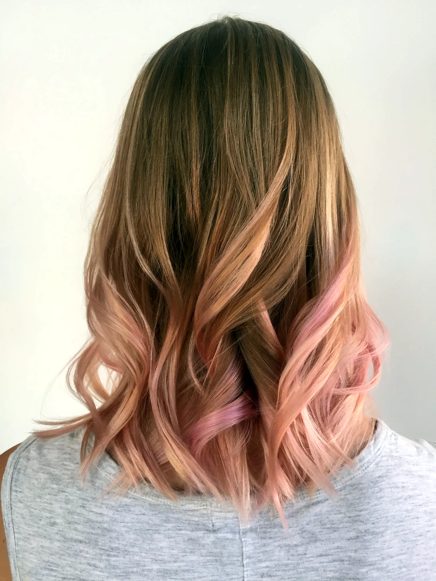Розовое окрашивание на средние волосы