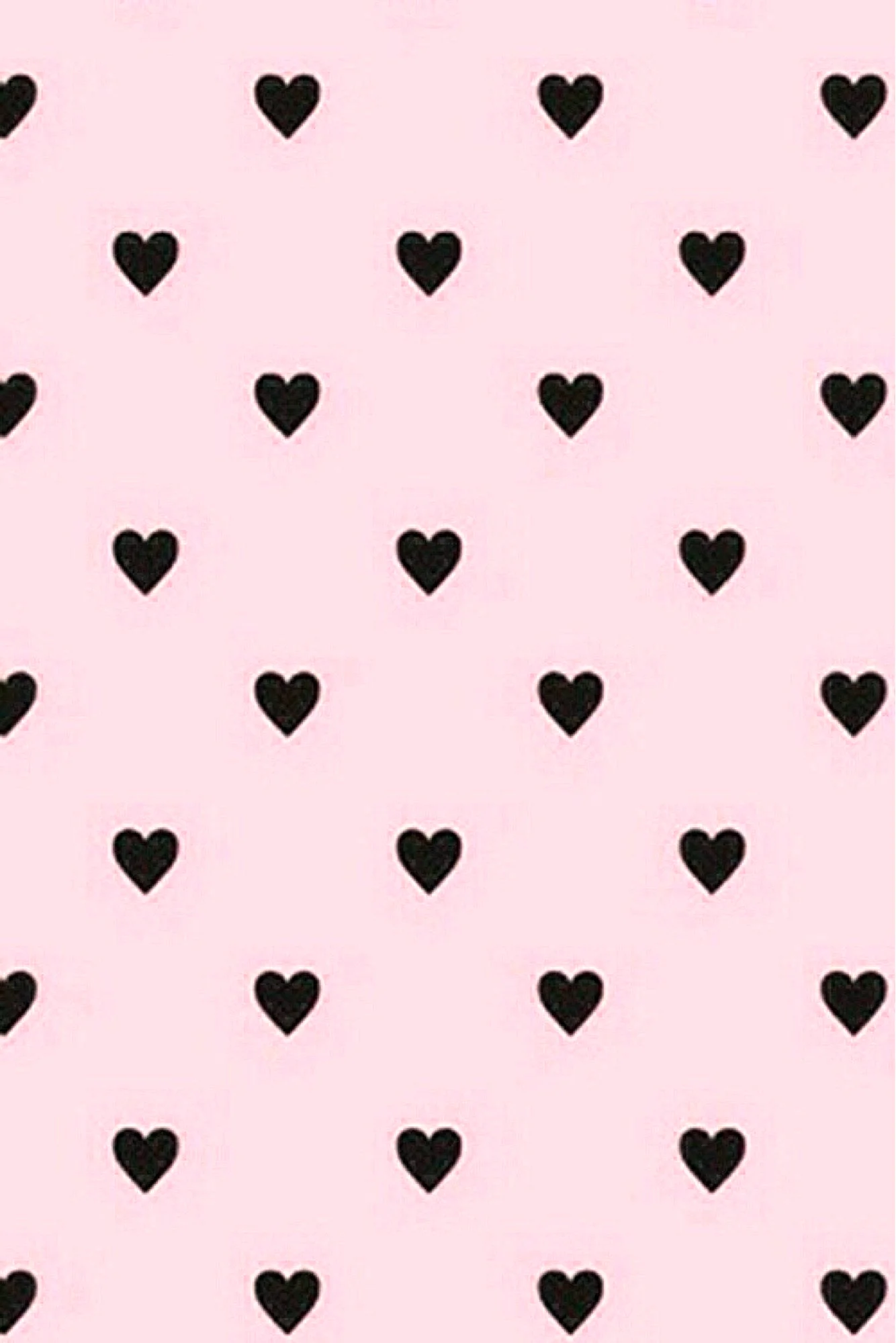 Розовое сердечко на черном фоне