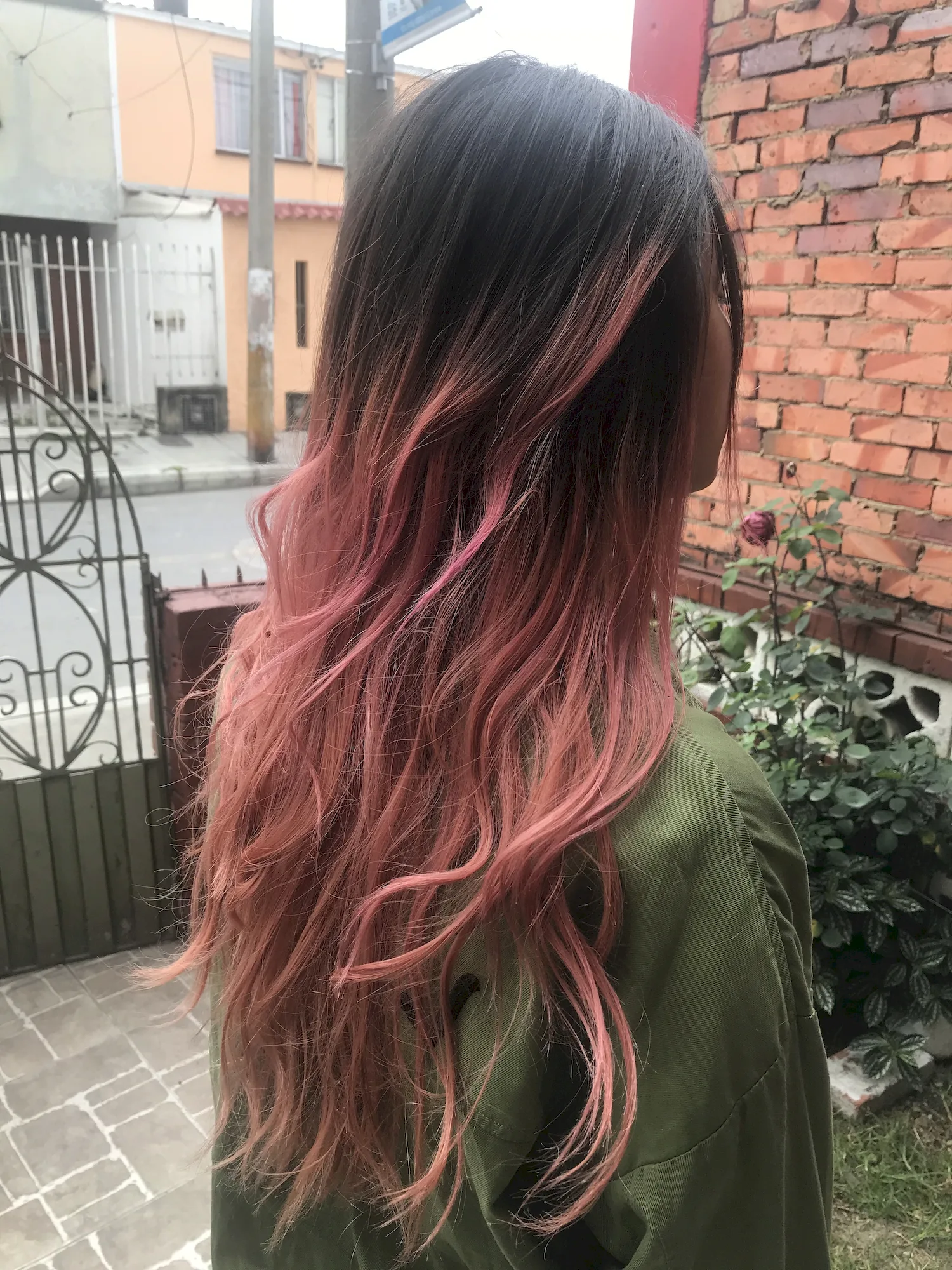 Розовые кончики на темных волосах