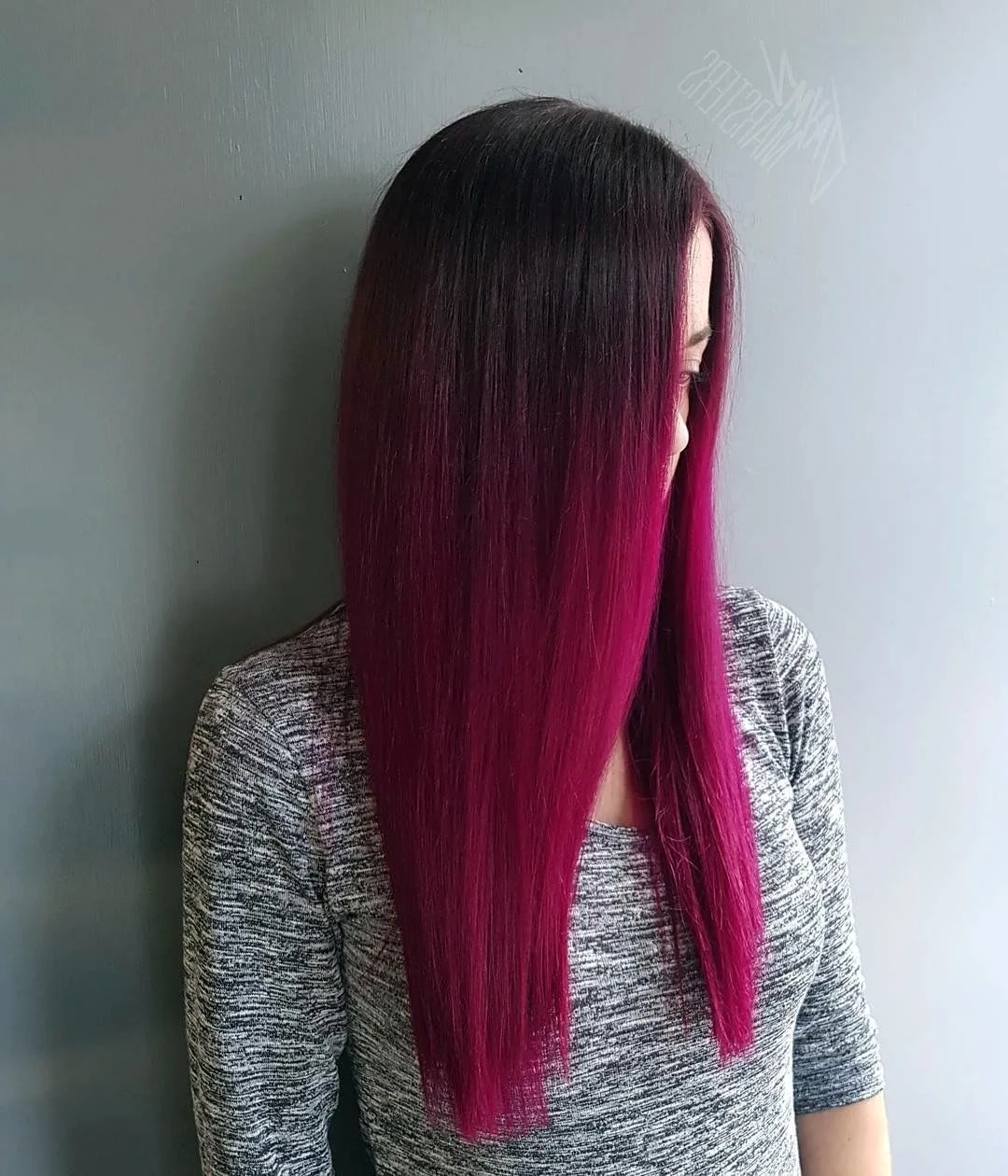 Розовые кончики волос на прямых волосах