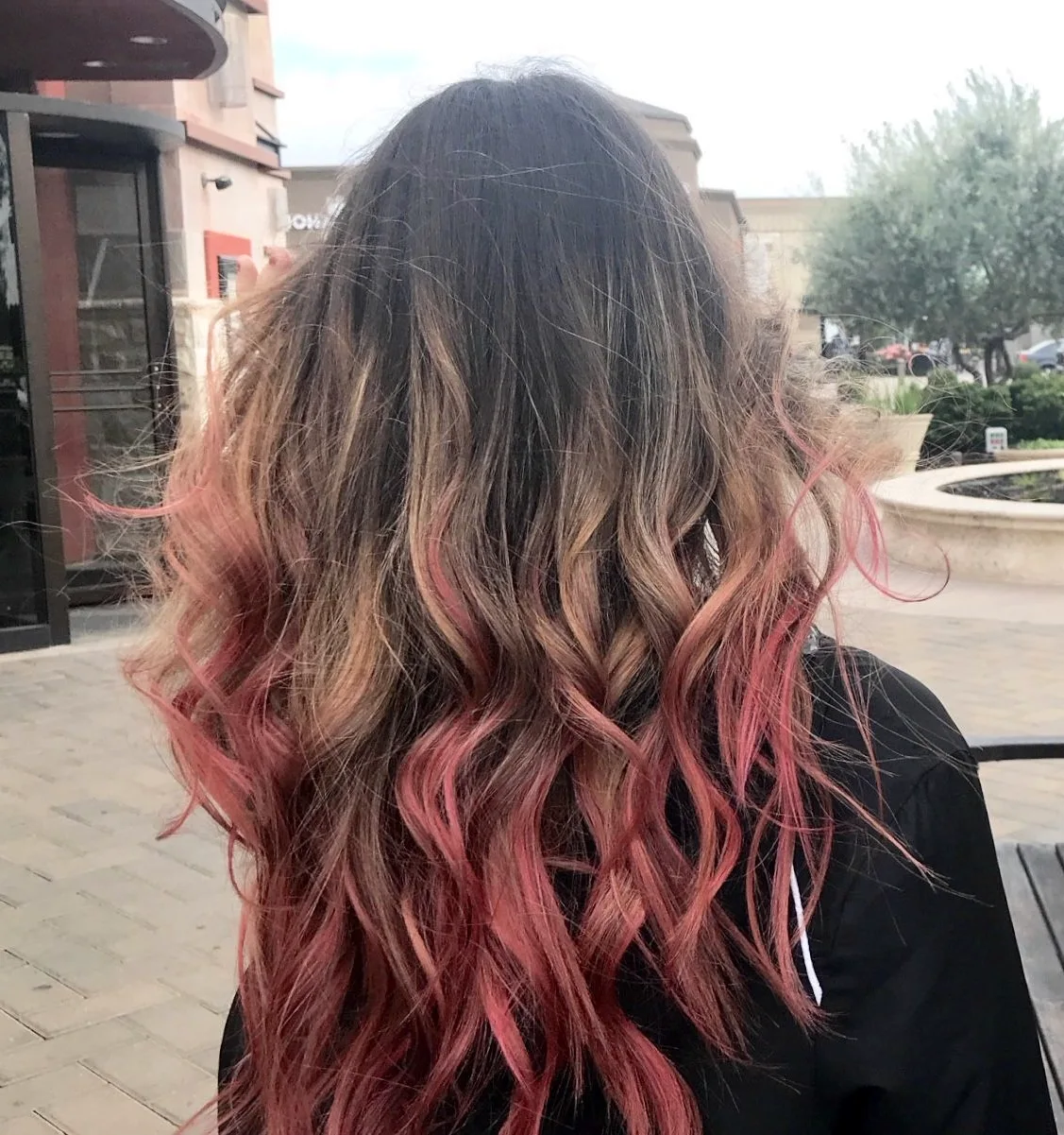 Розовые кончики волос на темных волосах