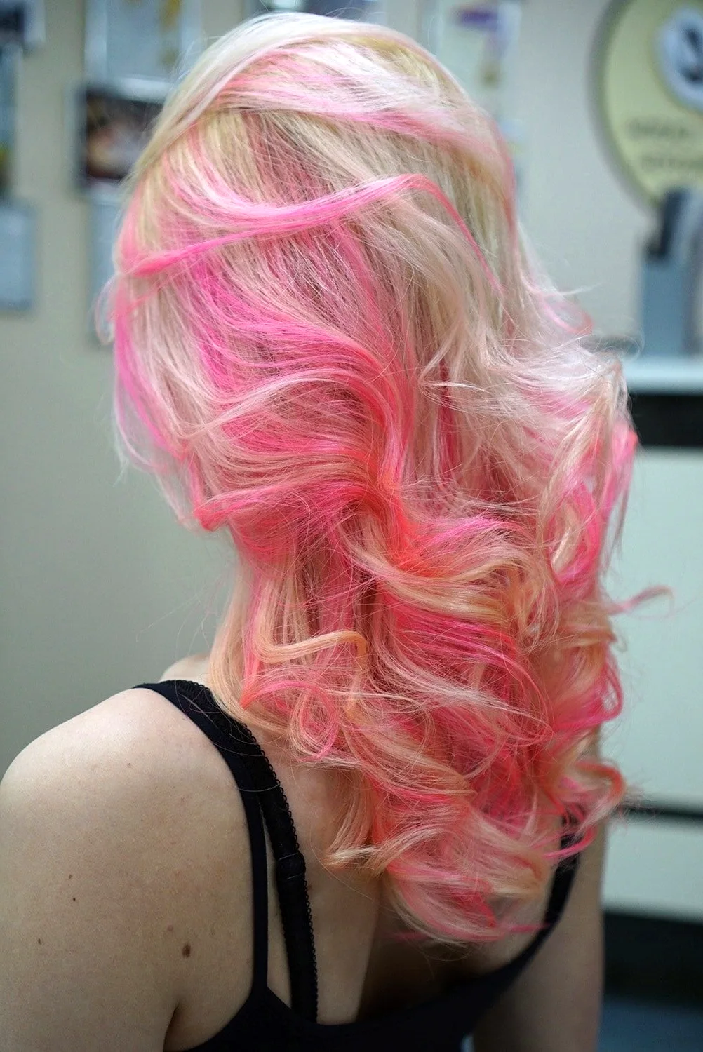 Розовые пряди на светлых волосах