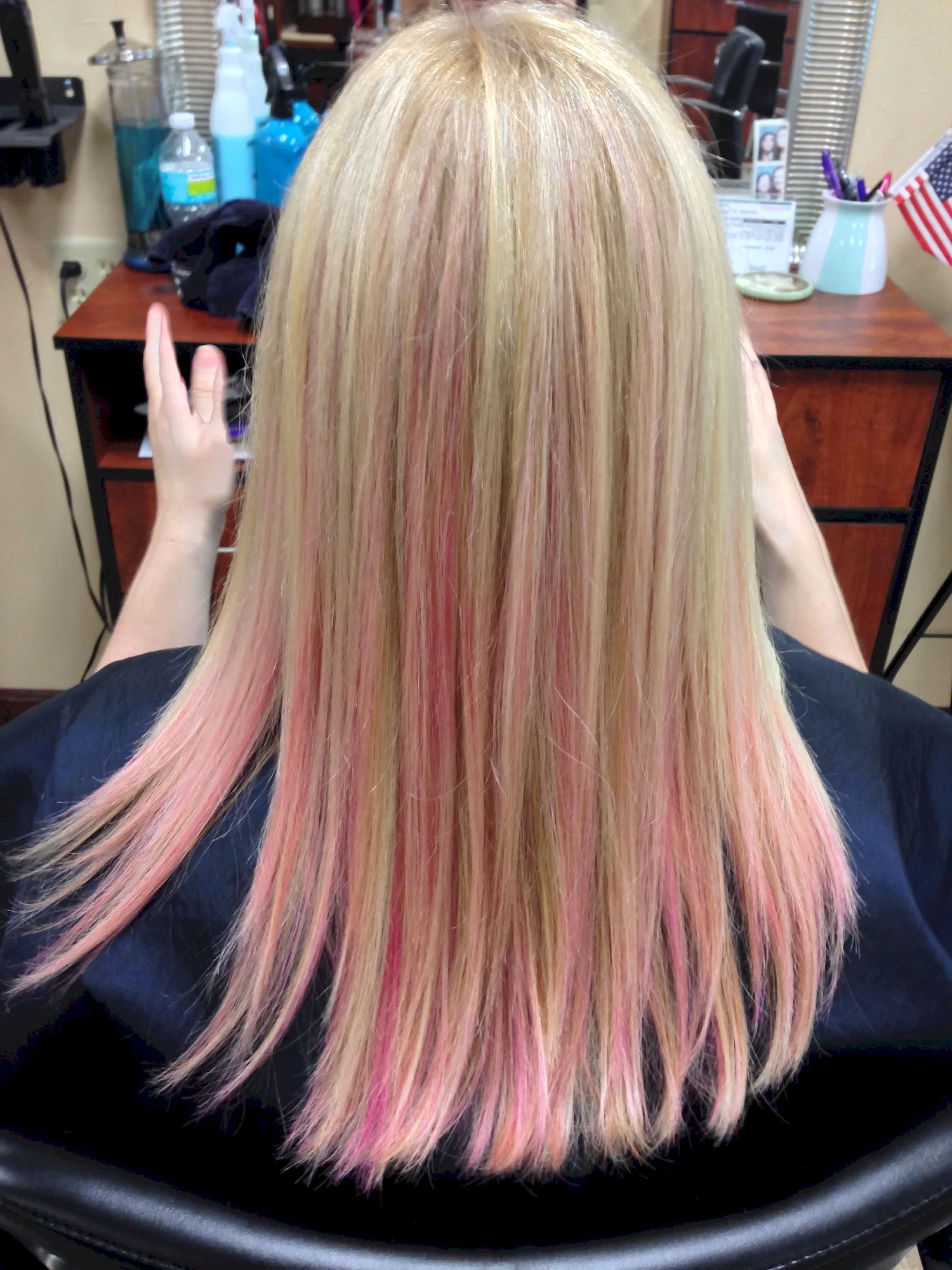 Розовые прядки на светлые волосы