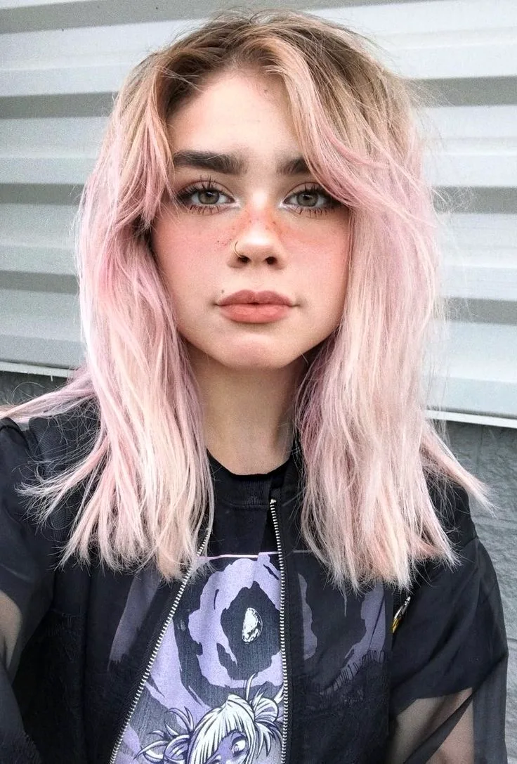 Розовые волосы и брови