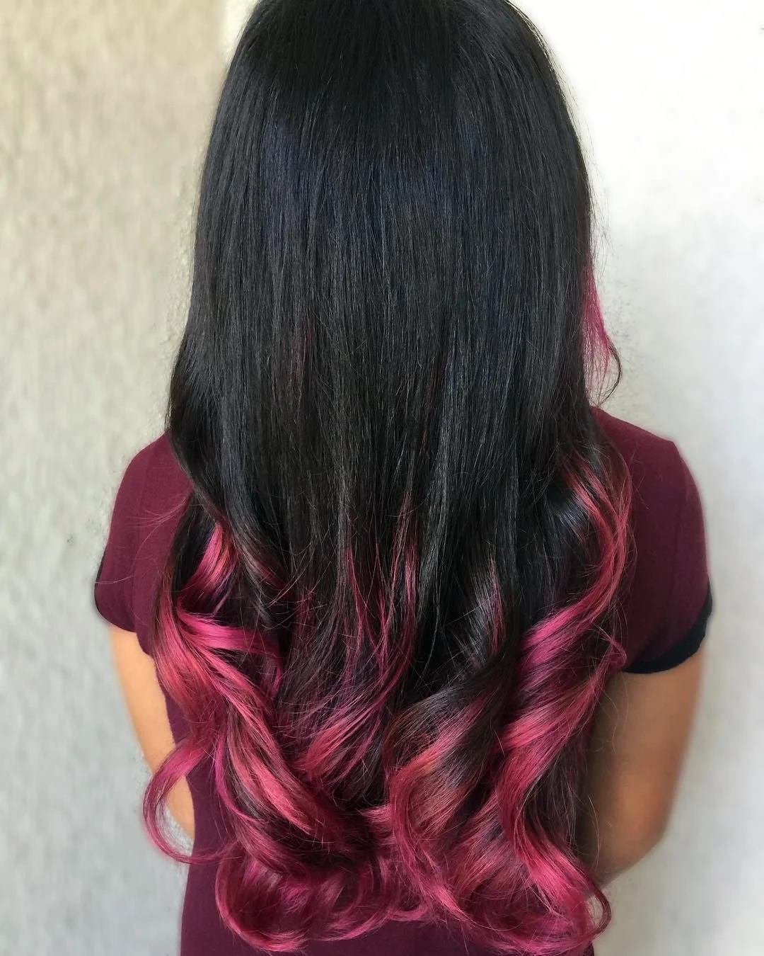 Розовые волосы с черными концами